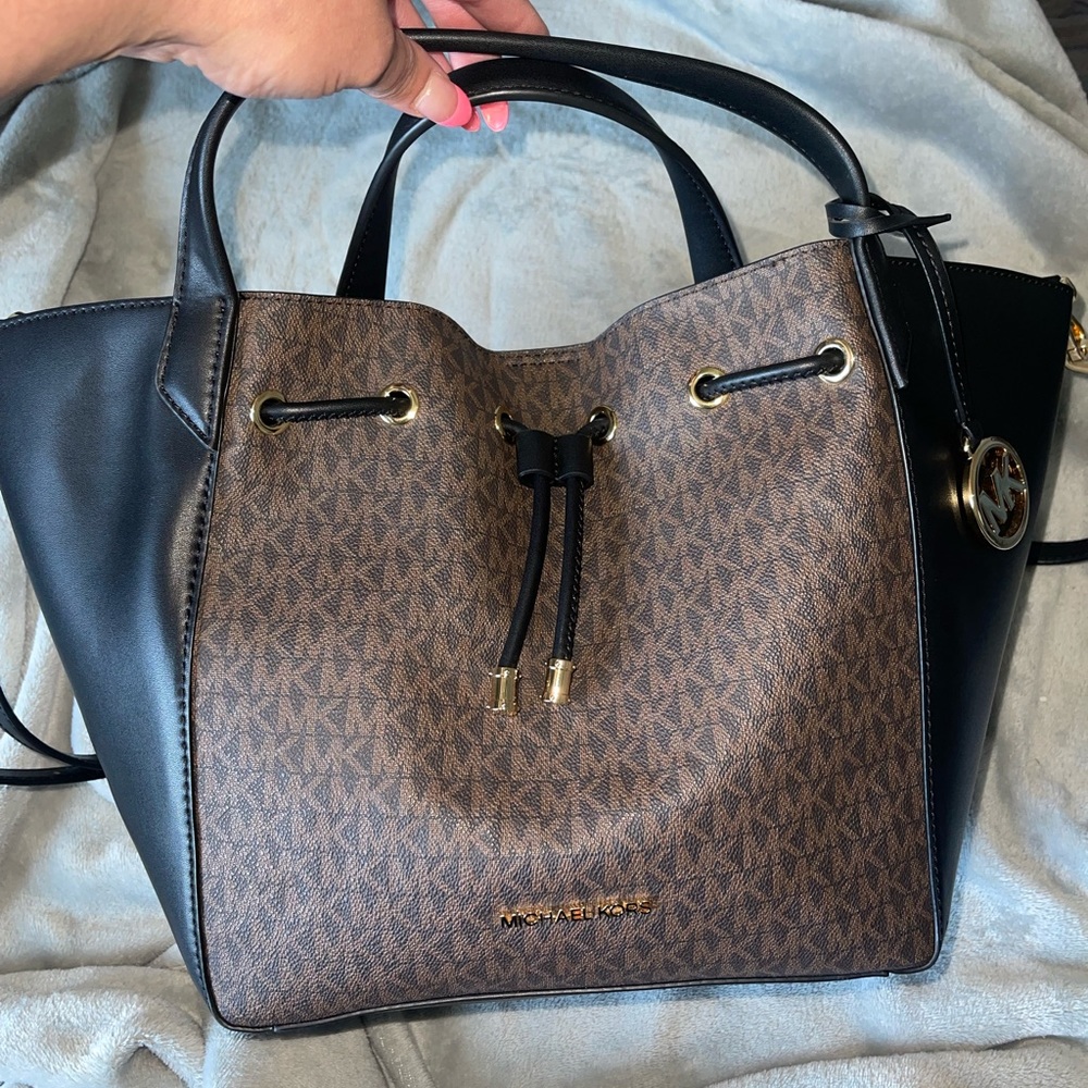 Michael Kors Bucket bag w/ Strap